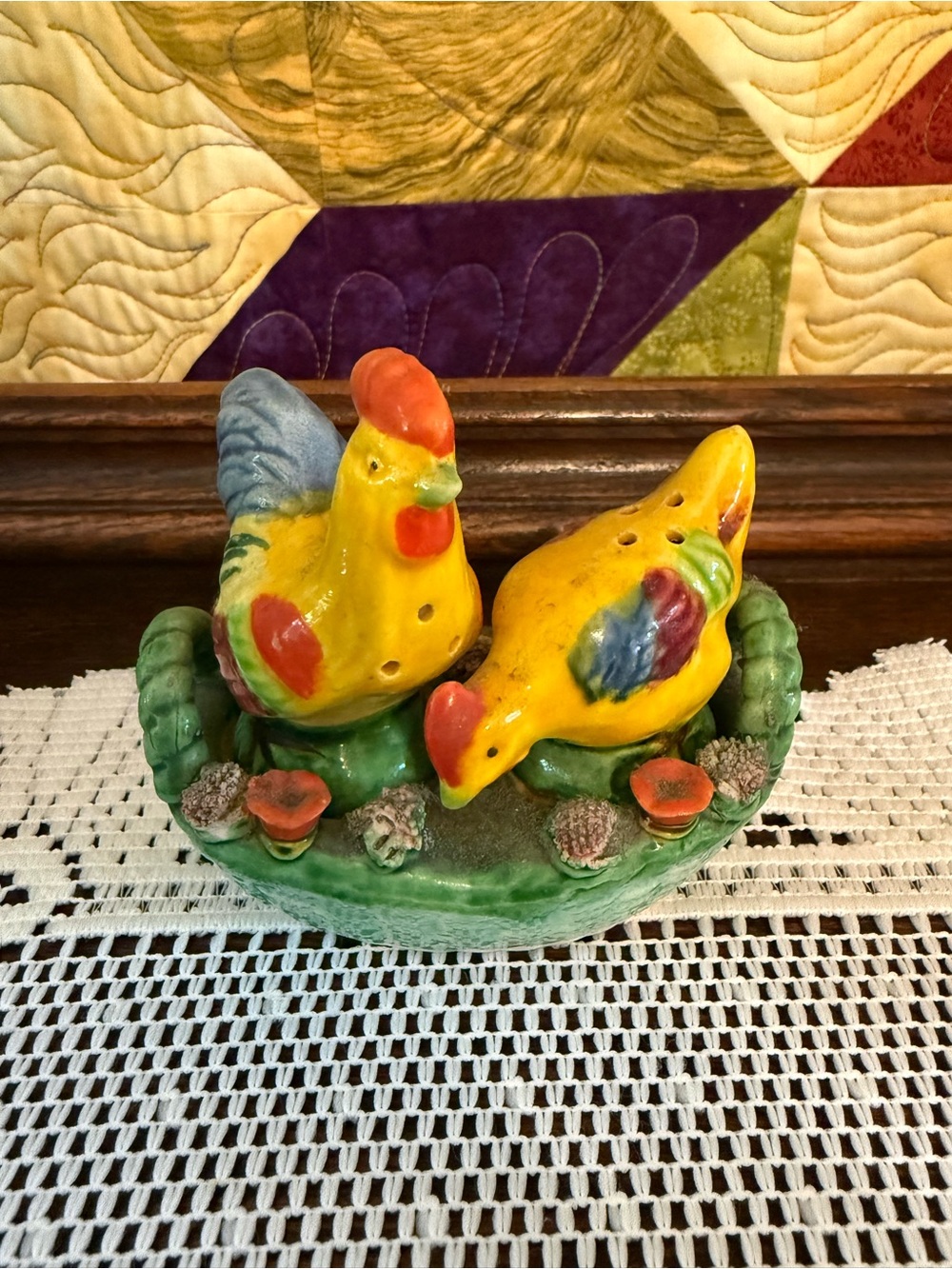 Vtg Ceramic Rooster & Hen Salt & Pepper Shakers Set w/Nest Basket MCM Farmhouse